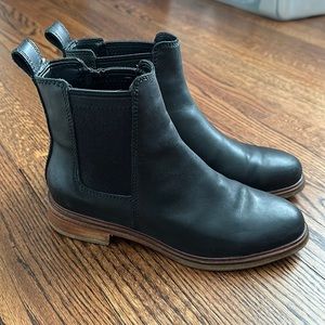 Clarks Black leather Chelsea boot. Size 6.5